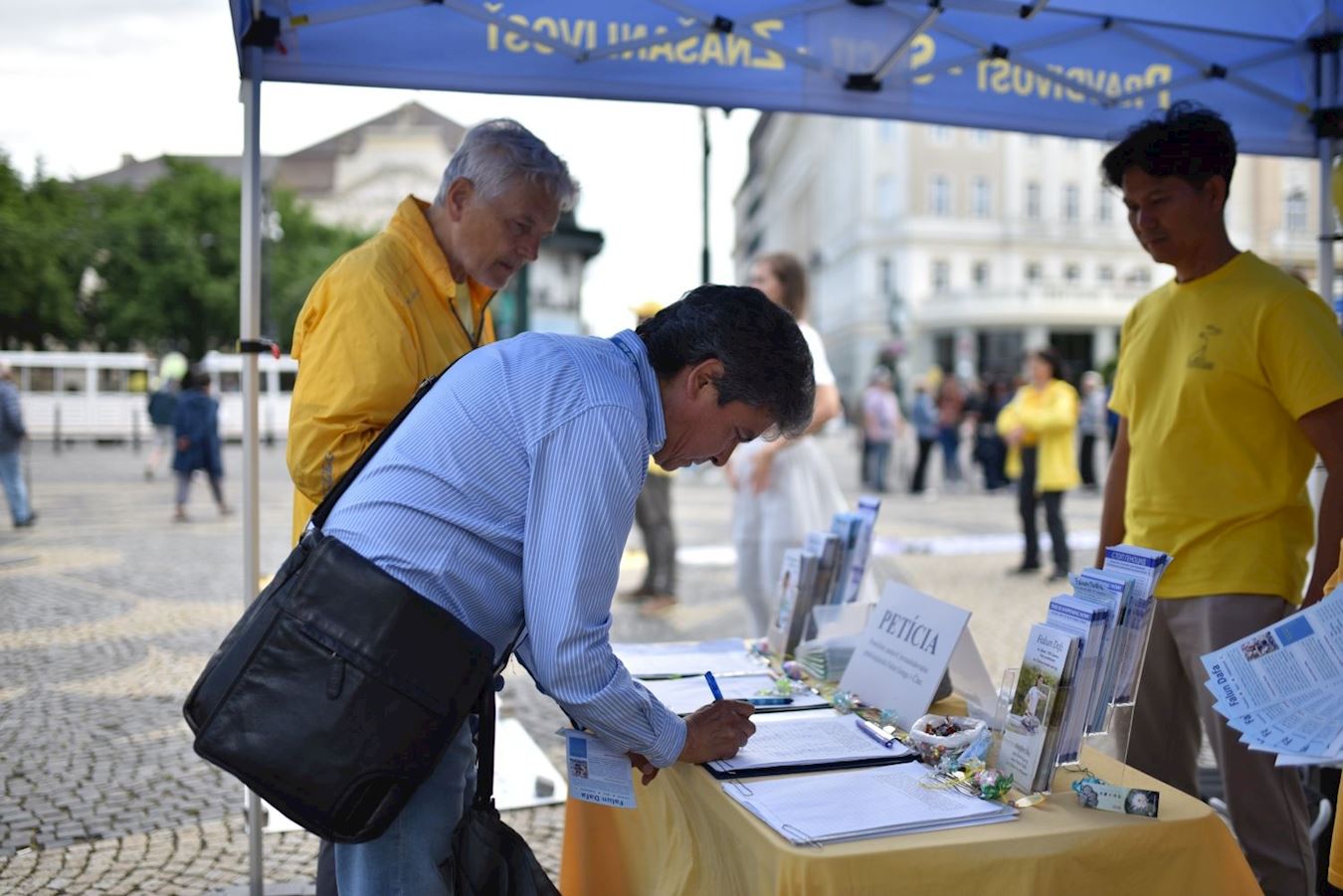 '图2~3:明白真相的民众纷纷签名支持法轮功反迫害。'