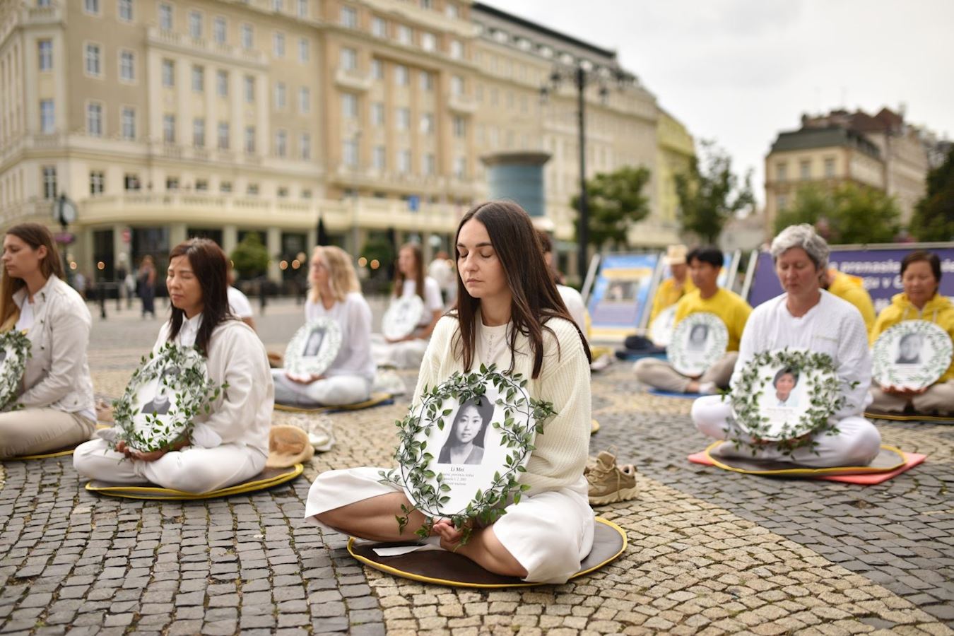 '图4:学员举办烛光守夜活动。'