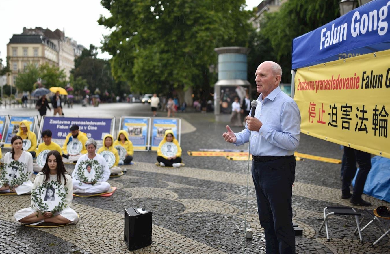 '图5:国会议员、异议人士弗朗蒂谢克·米克洛什科( František Mikloško)提醒民众不能忘记中共之恶。'