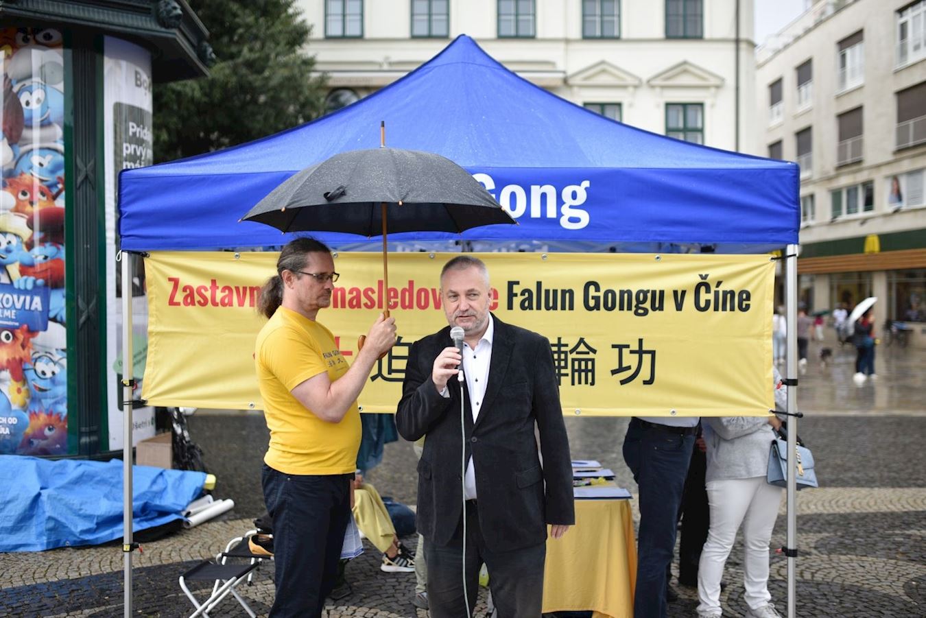 '图8:国会议员翁德雷·多斯塔尔(Ondrej Dostál)表示,中共对法轮功修炼者的暴行尤为严重和残酷,特别需要全世界正义人士的关注和声援。'