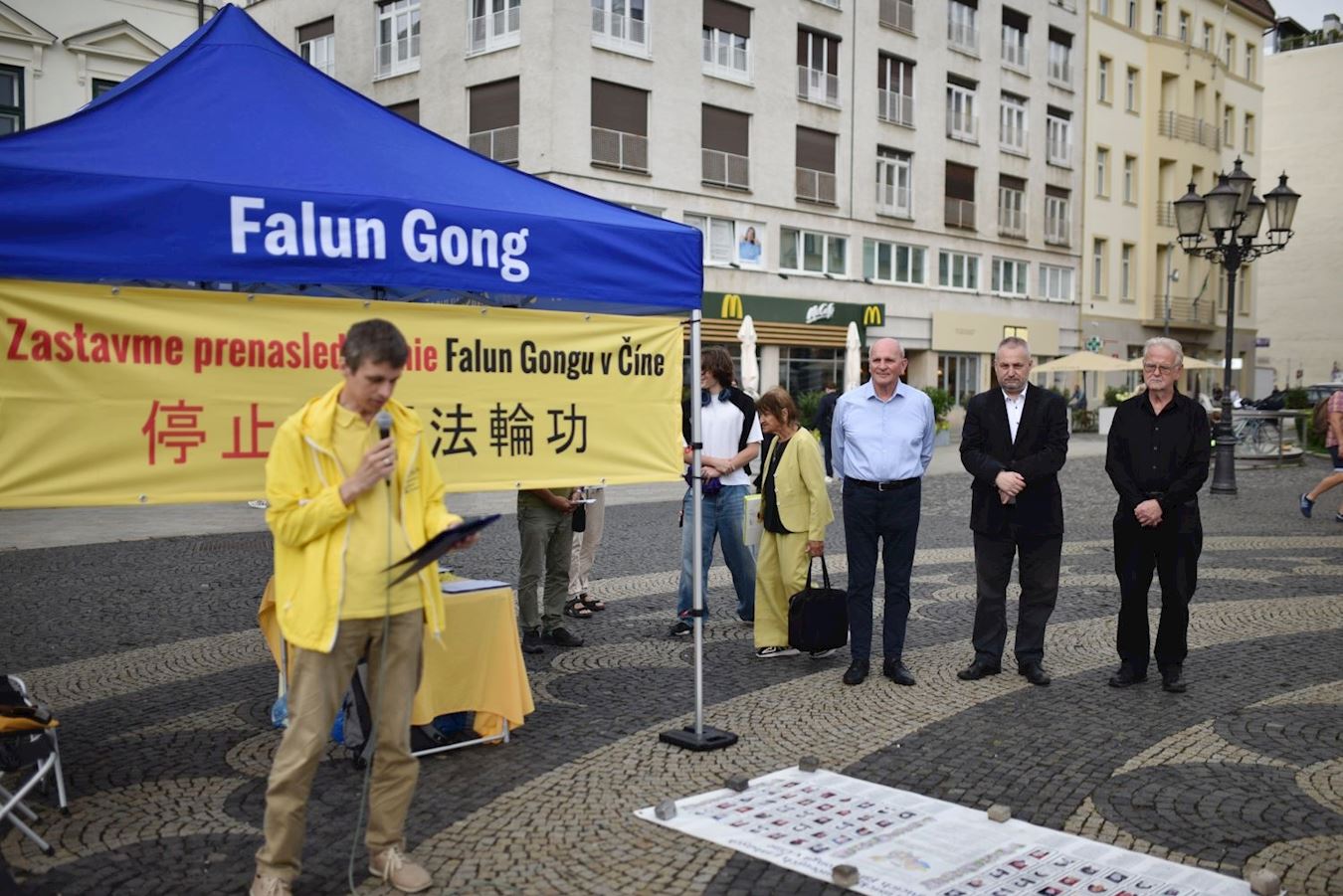 '图9:斯洛伐克法轮大法学会主席马雷克·塔塔尔科在集会中发表演讲。'