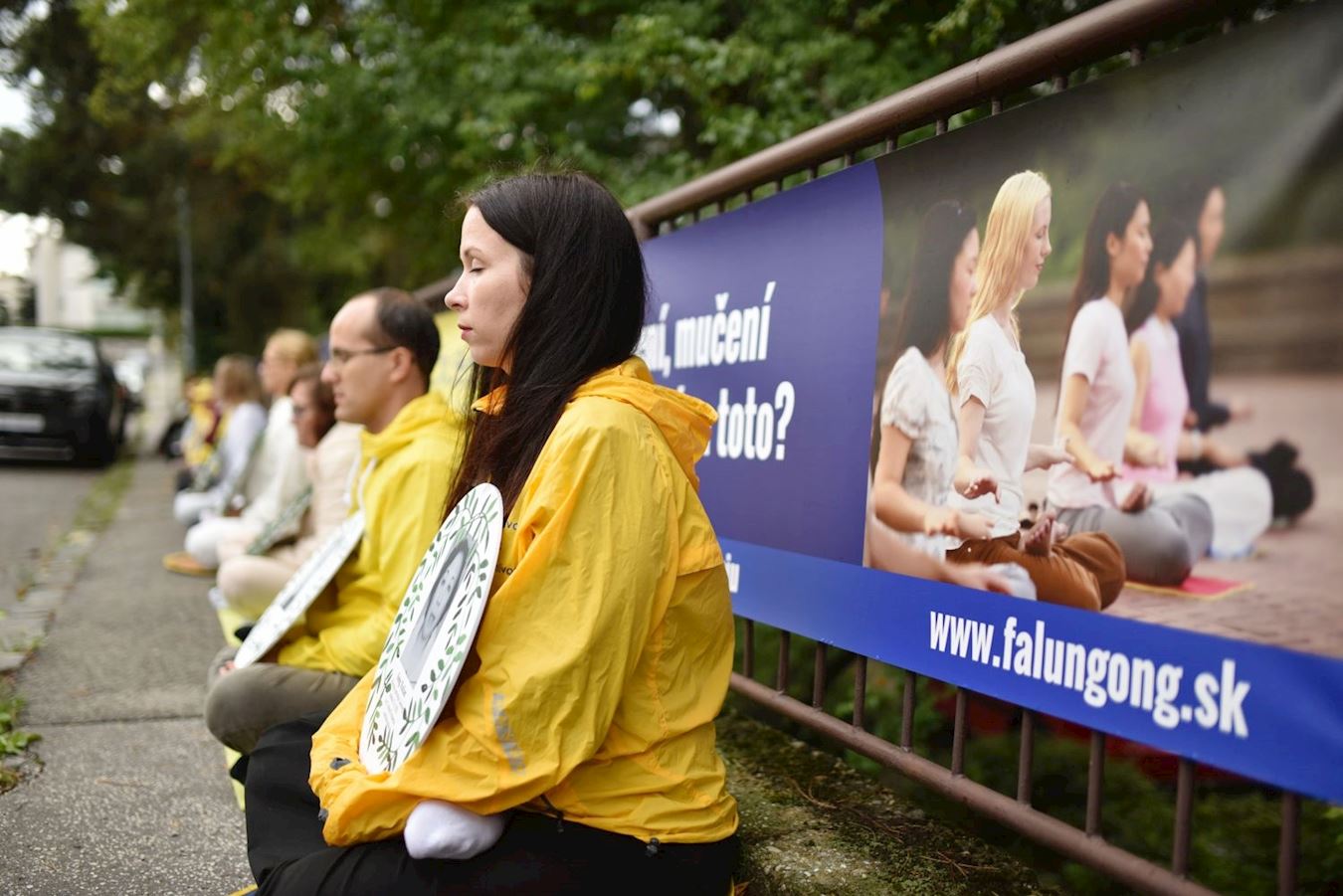 '图10:学员在中共驻布拉迪斯拉发的大使馆前举办烛光守夜,悼念为坚持信仰遭迫害致死的法轮功学员。'