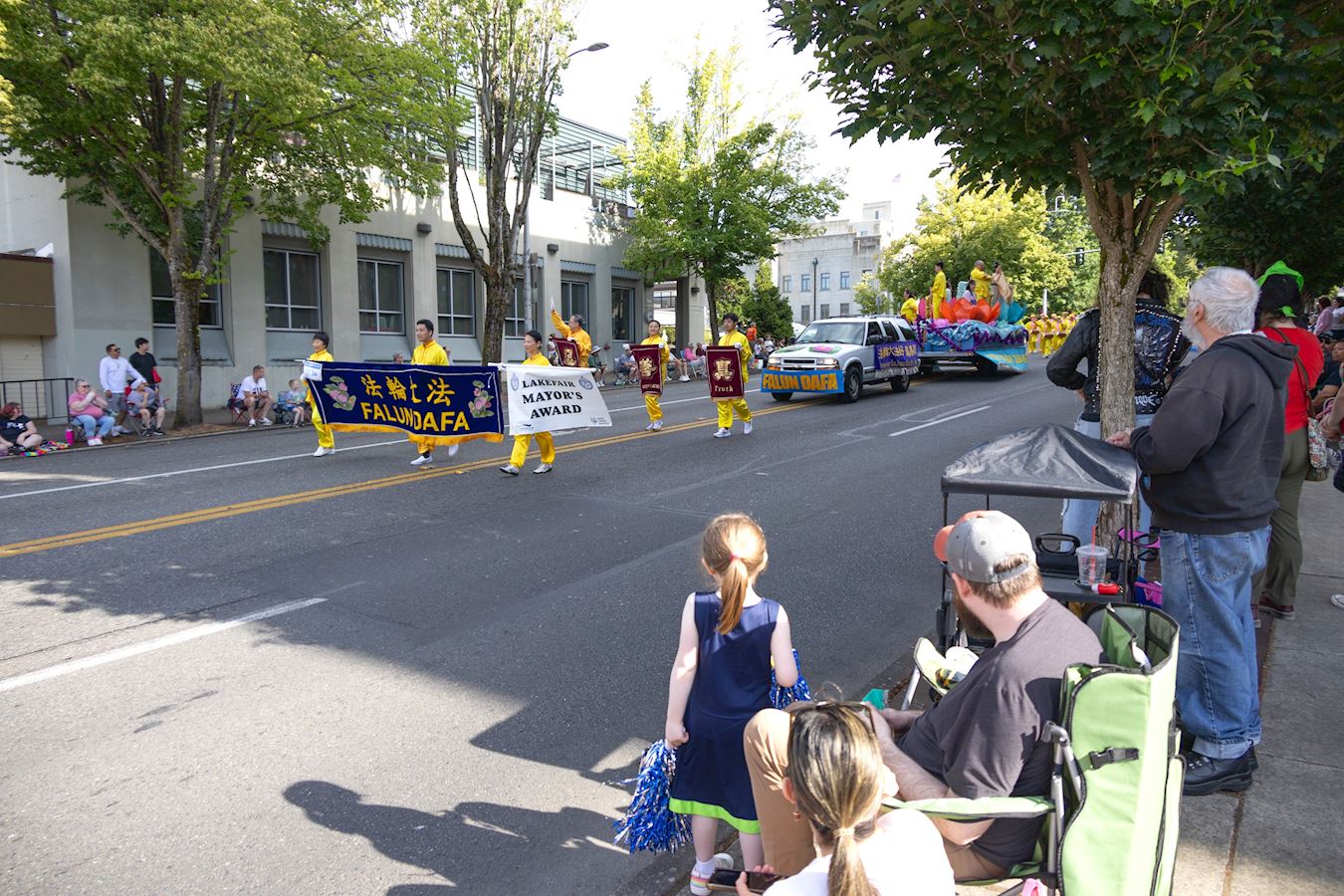 '图2~3:法轮功团体承载着主办方颁发的市长奖(Mayor's Award)荣誉在游行中行进'