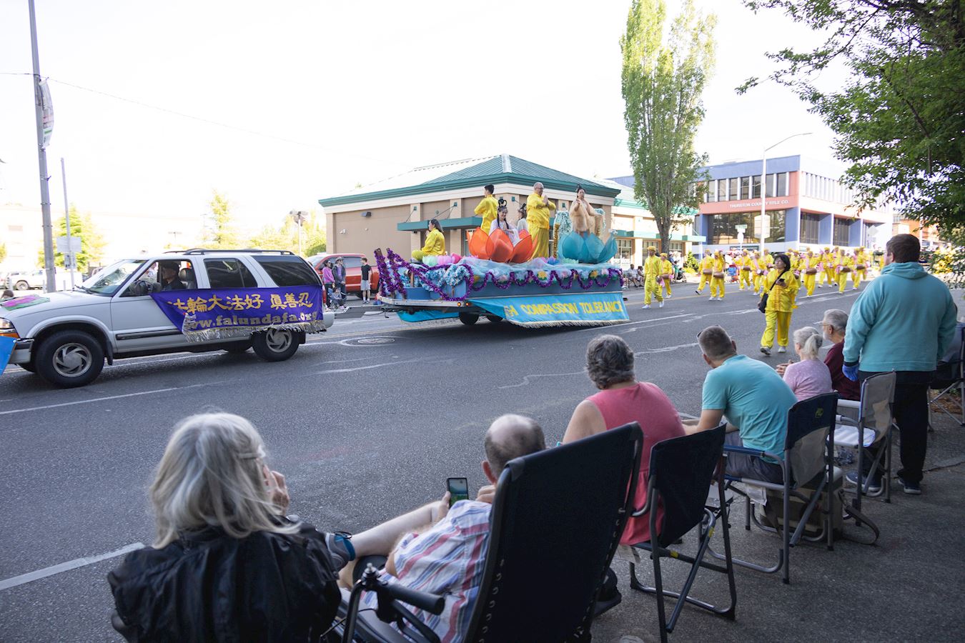 '图4~6:法轮功团体在游行中展现的花车'