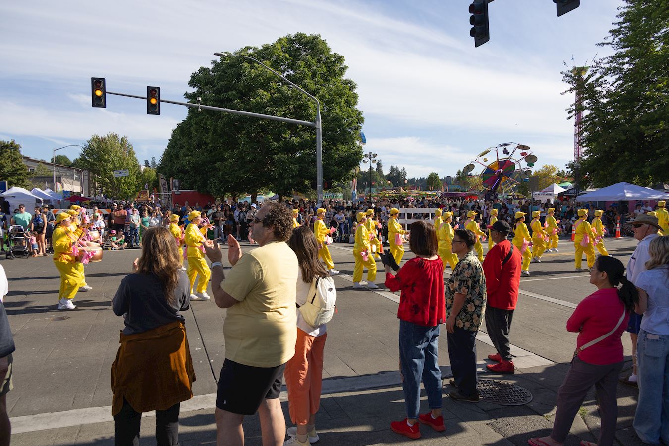 '图7~8:法轮功学员们组成的腰鼓队神采奕奕,获得观众的热烈掌声和欢呼。'