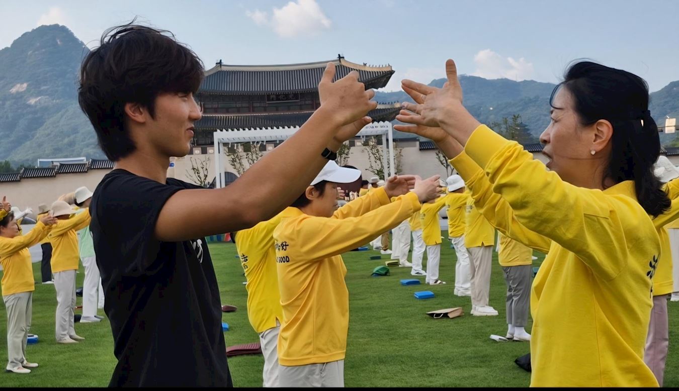 '图1~10:二零二五年七月二十八日,韩国首尔的法轮功学员在人流最密集的光化门广场举办了集体炼功弘法活动。'
