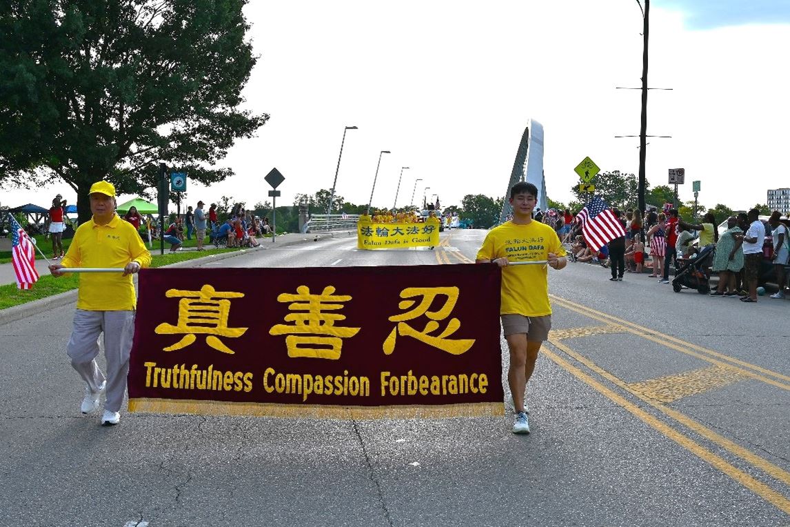 '图1:二零二五年七月三日,俄亥俄州和附近地区的法轮功学员手持“法轮大法好”和“真善忍”等字样的中英文横幅,参加了俄亥俄州哥伦布市一年一度的国庆游行。'