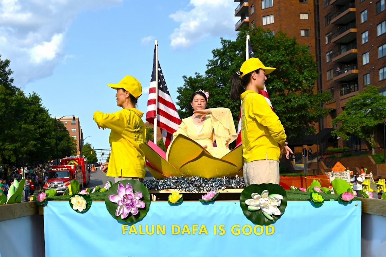 '图2:学员在花车上向观众演示功法,传递法轮大法的美好。'