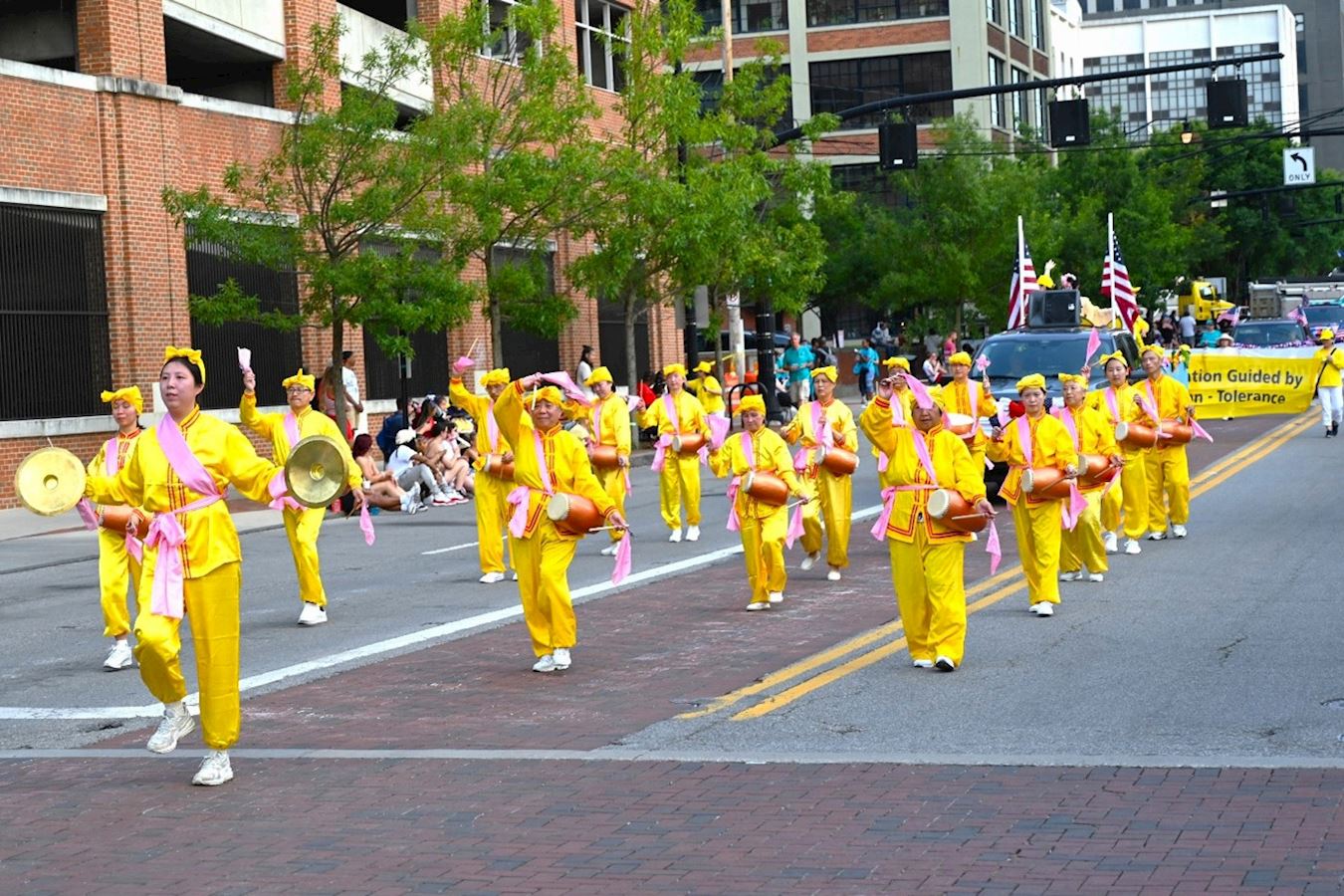 '图3~4:十几名学员组成的腰鼓队伴随着《法轮大法好》等乐曲进行腰鼓表演。'