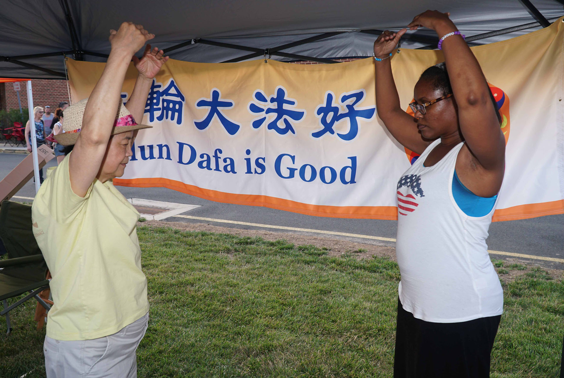 图1~3:二零二五年七月四日,特拉华州纽瓦克市(Newark, Delaware)举办独立日庆祝活动。法轮功展位吸引了很多人前来了解和学炼法轮功。