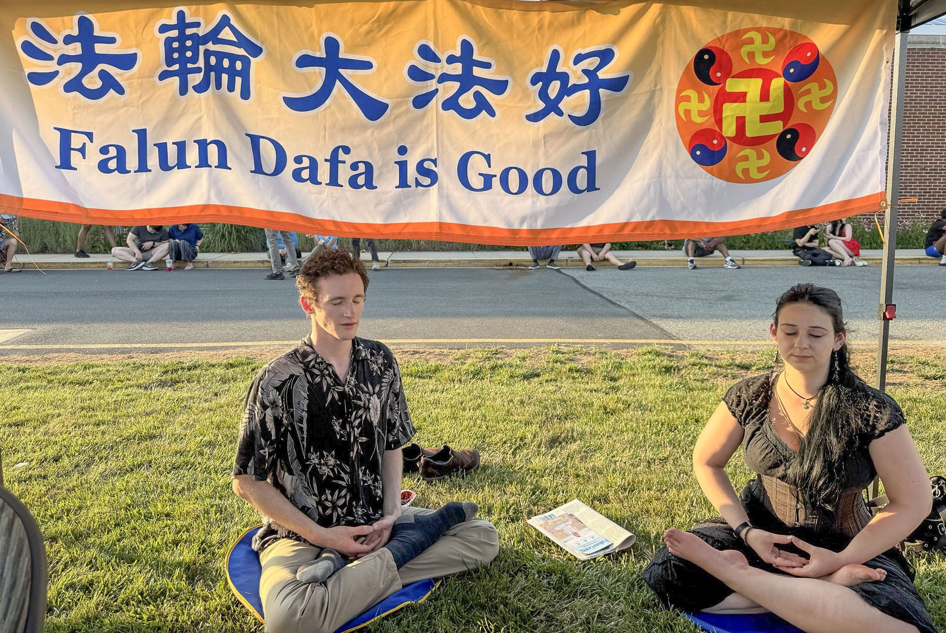 图5:阿卡迪亚大学(Arcadia University)的研究生纳撒尼尔(Nathaniel)和妻子一起学炼法轮功第五套“神通加持法”。