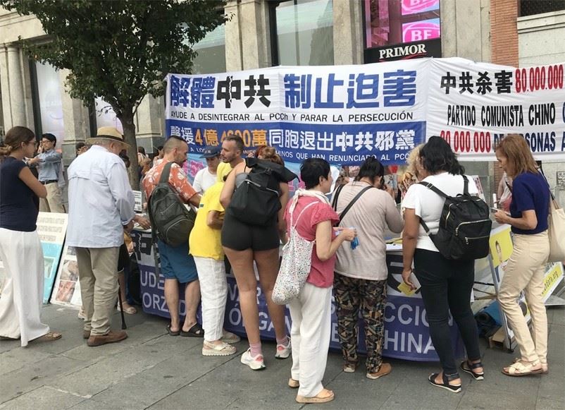 '图1~4:二零二五年七月十九日,马德里法轮功学员来到卡亚尔广场(Plaza del Callao)举行反迫害征签活动。明白真相的民众踊跃签名声援法轮功。'