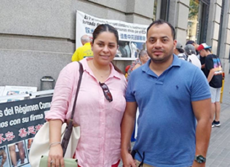 '图11:卡洛斯和卡诺莉娜表示,会帮助让更多人知道这场人类历史上最邪恶的迫害。'