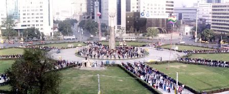 年7月20日前，鞍山市法轮功学员在鞍山市原市政府广场集体弘法'