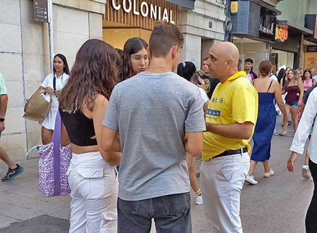 '图1~6:二零二五年八月二日,西班牙法轮功学员在东北部旅游城市莱里达(Lleida)举办弘法讲真相活动,民众在了解真相后,纷纷前来签名声援法轮功。'