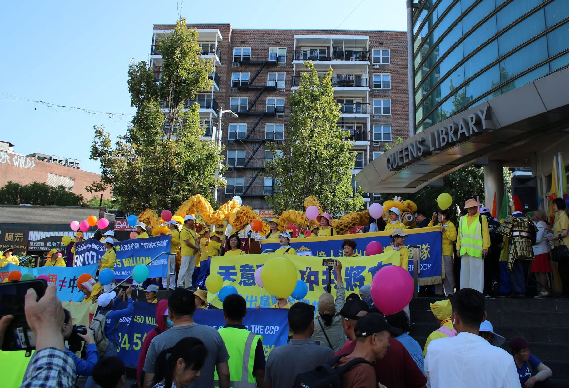 图5:集会现场,人们争相拍照留念