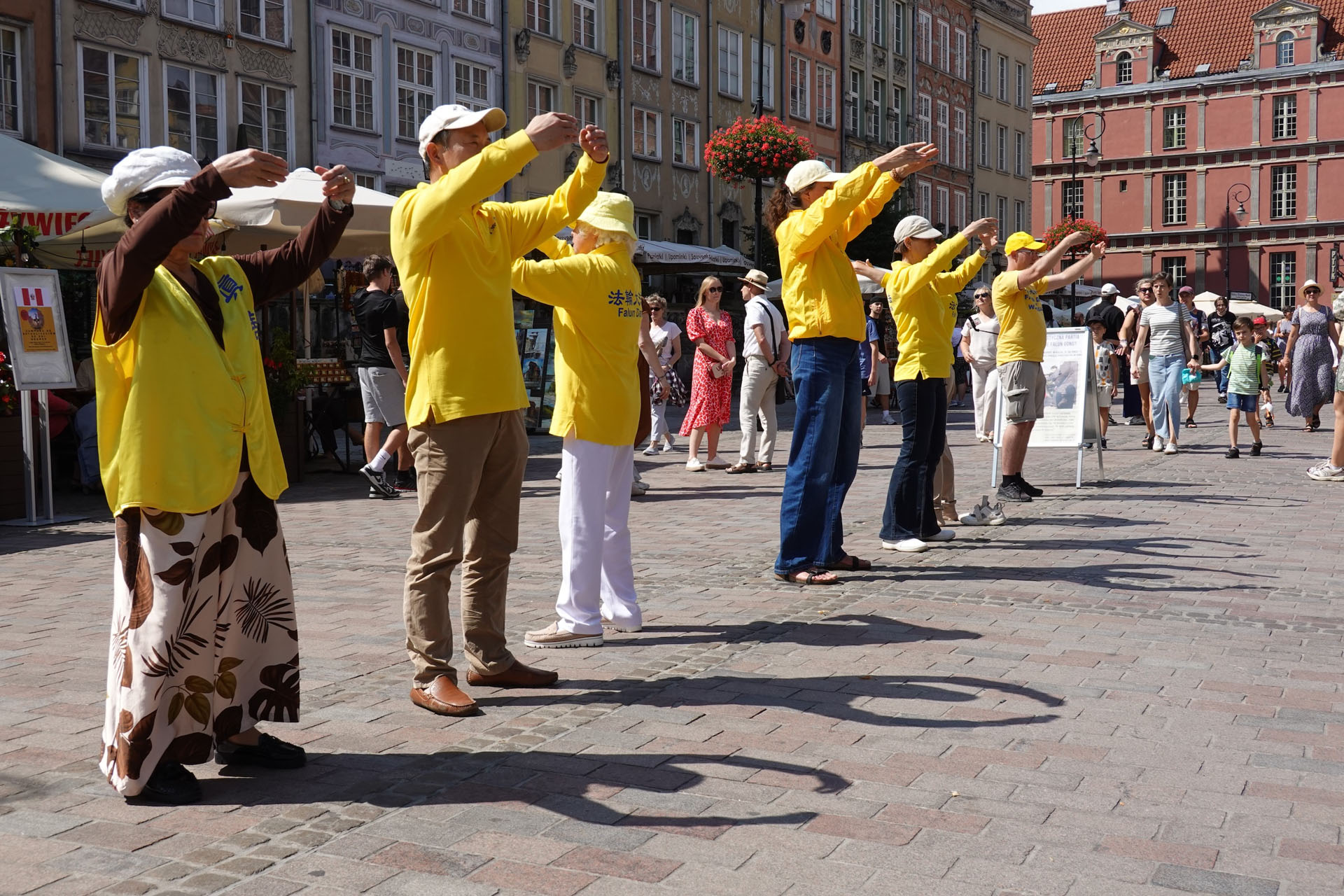 图1~6:波兰学员在演示法轮功五套功法