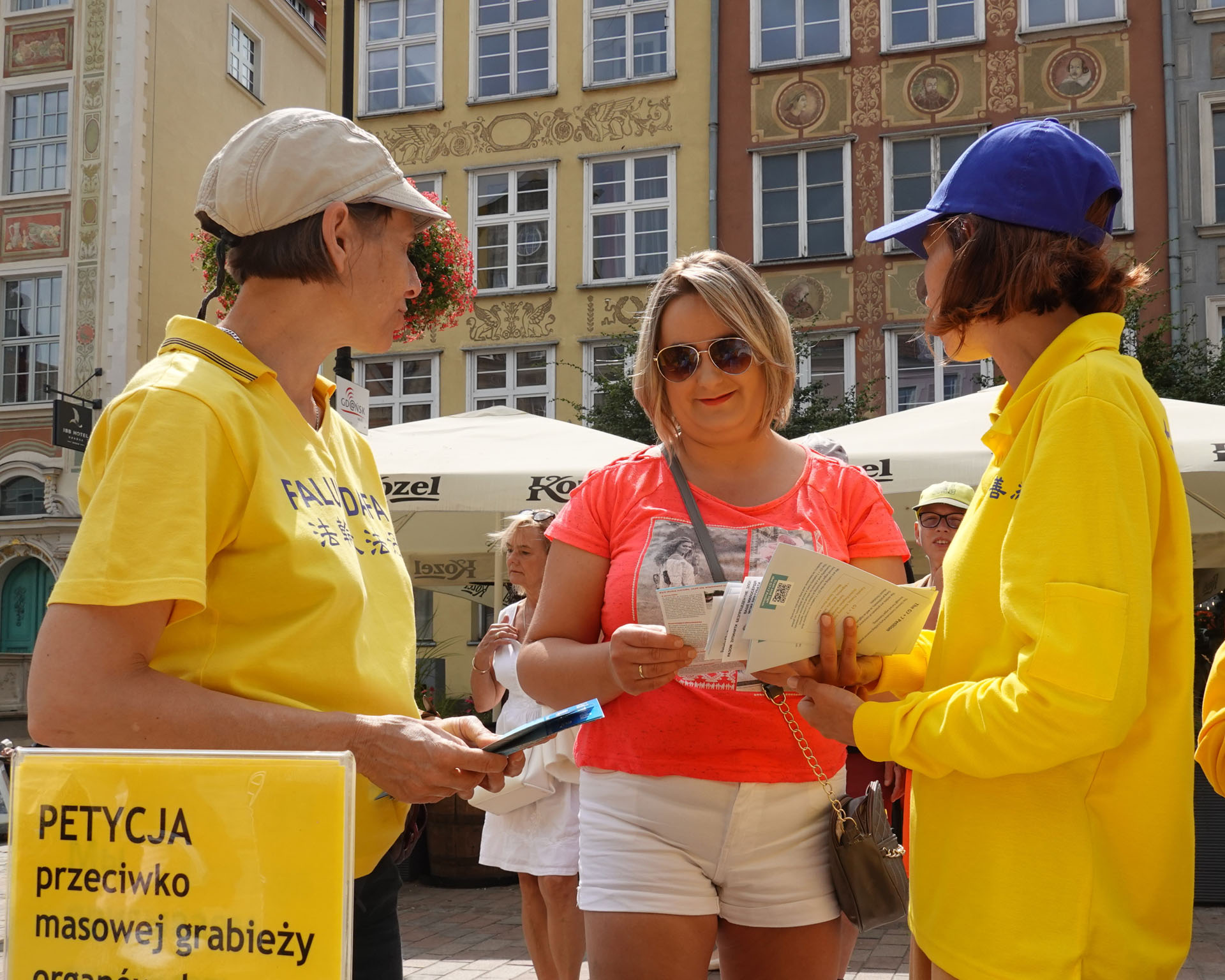 图15:阿格涅什卡(Agnieszka)女士和法轮功学员交谈