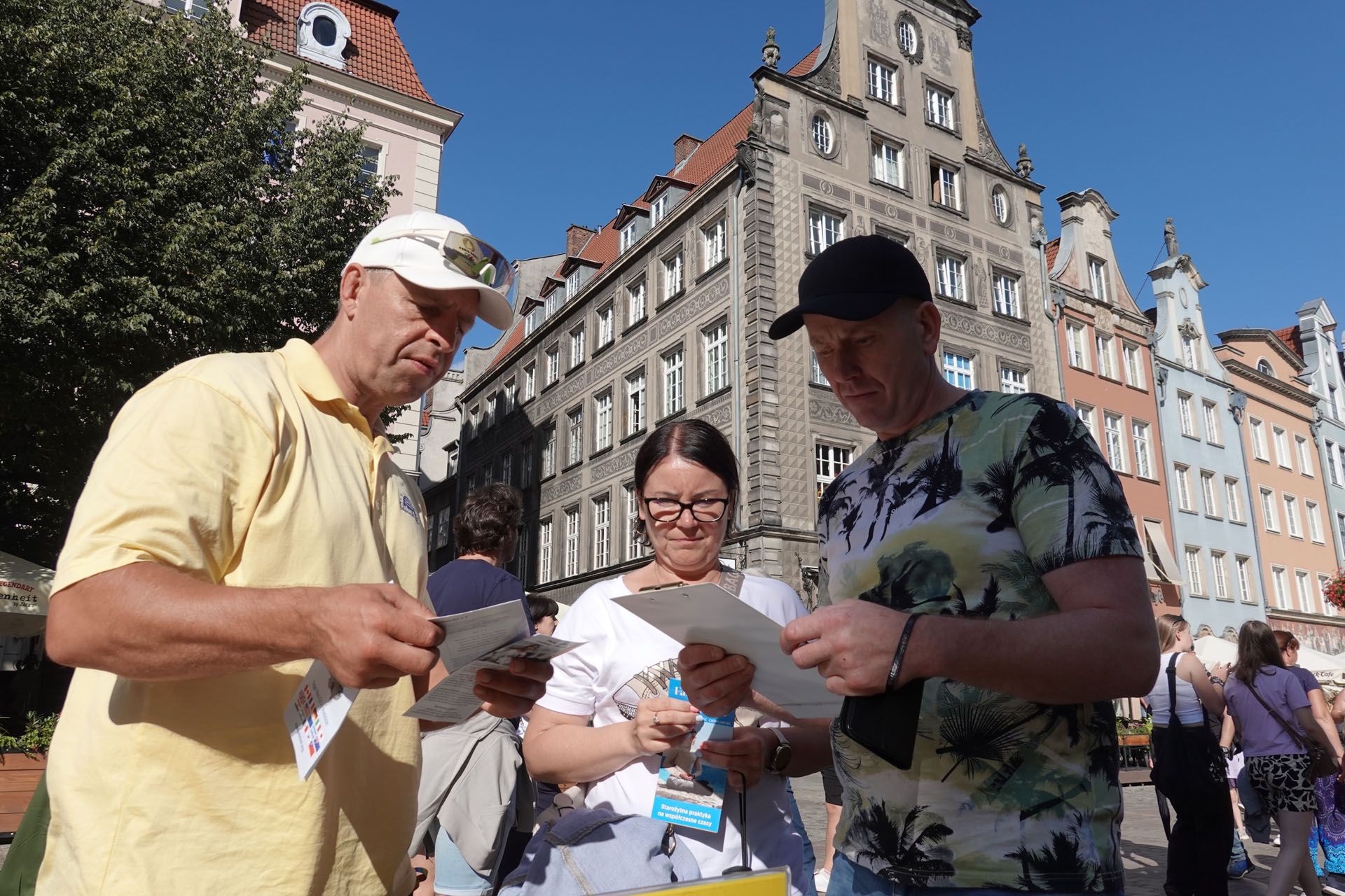 图16:来自挪威的克日什托夫先生与波兰女友签名反对中共迫害法轮功