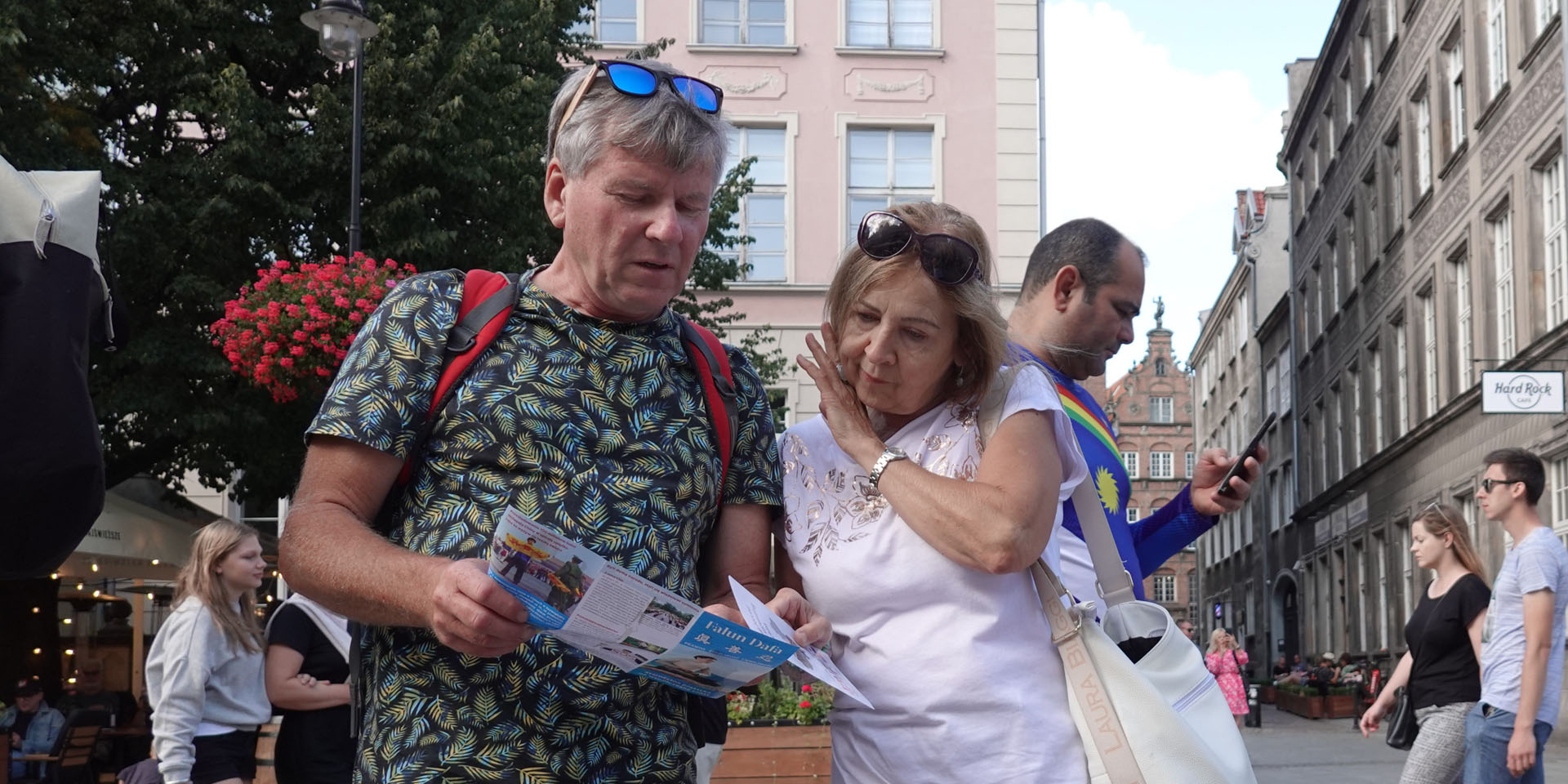 图17:来自波兰罗兹市附近伊娃女士与丈夫正在阅读法轮功传单