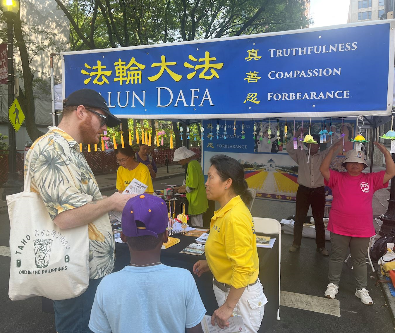 '图1~4:美国波士顿中国城庆中秋 不同族裔人士喜得真相'