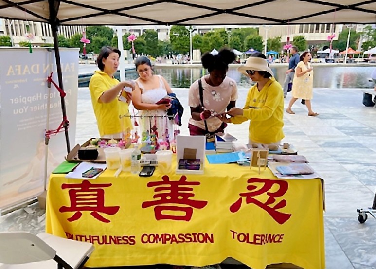 图1:二零二五年八月十三日,法轮功学员在纽约州府奥本尼的帝国大厦广场美食节活动设立展台,吸引许多市民及游客驻足观看想了解更多法轮功的讯息。