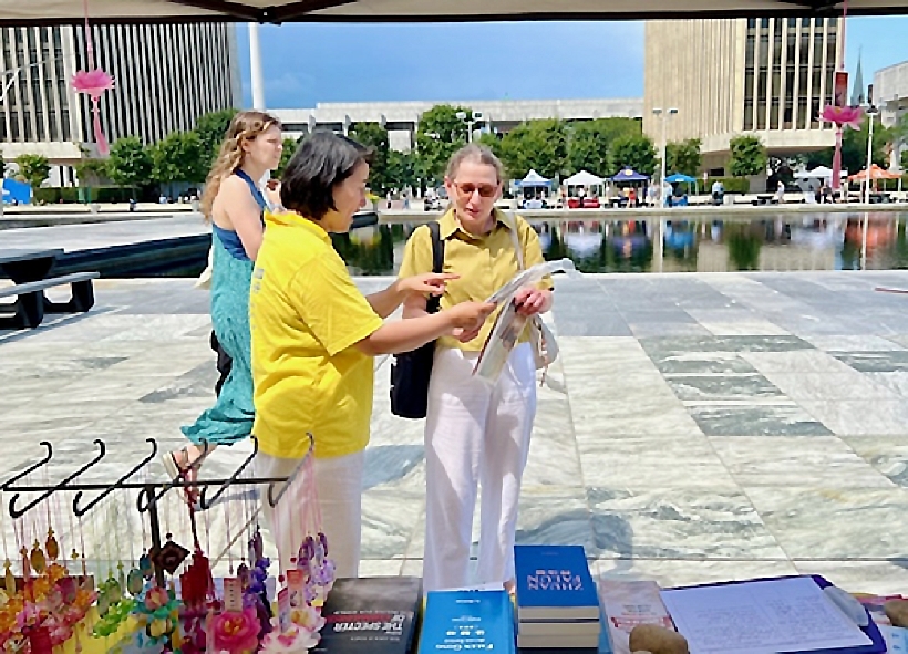 图2:政府工作人员声援神韵,谴责中共企图抹黑这样一个致力于复兴中华传统文化的艺术团体。