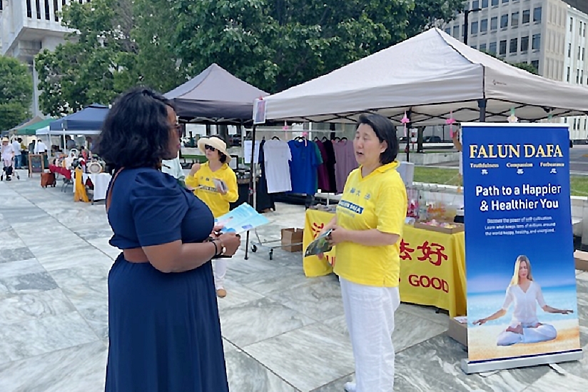 图5:纽约州政府员工与学员交谈,想了解更多法轮功的真相。