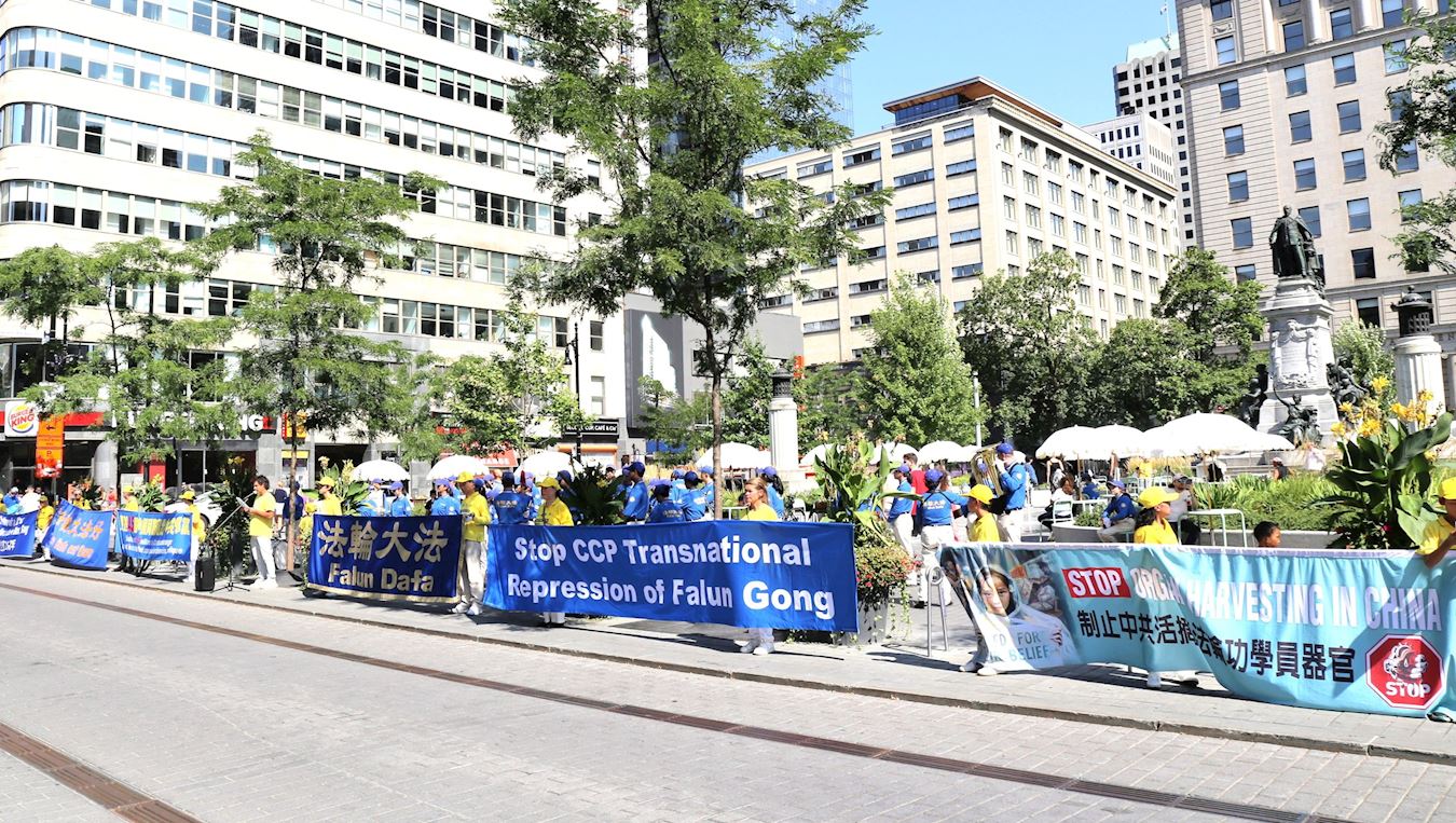 '图9:法轮功学员在菲利浦广场的集会上展示真相横幅。'