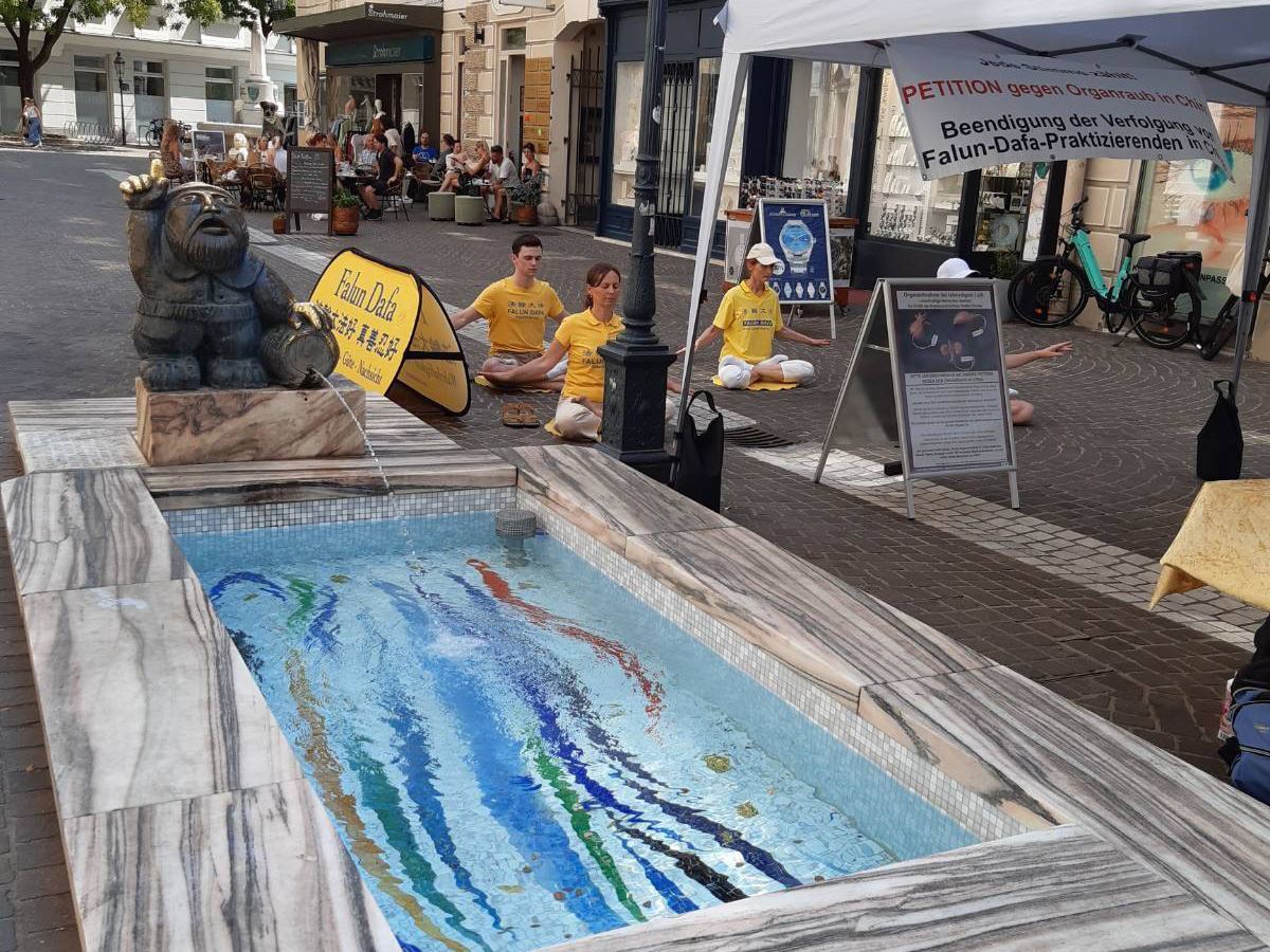 '图1~3:二零二五年八月十六日,部份奥地利法轮功学员在著名景点克拉根福设立真相展位,展示功法,征集请愿书的签名。不断有市民和游客在展位前驻足了解真相。'