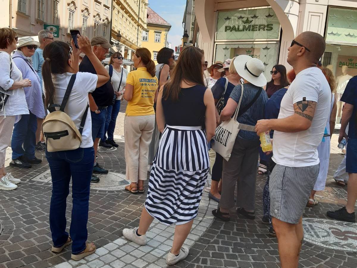 '图4:法轮功学员向旅游团讲真相。'