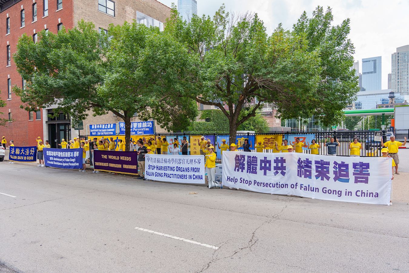 '图1~3:二零二五年八月十六日,来自美国中部十多个州的部份法轮功学员在芝加哥中领馆前,举行了和平反迫害的集会,呼吁社会各界共同制止这场残酷的迫害。'