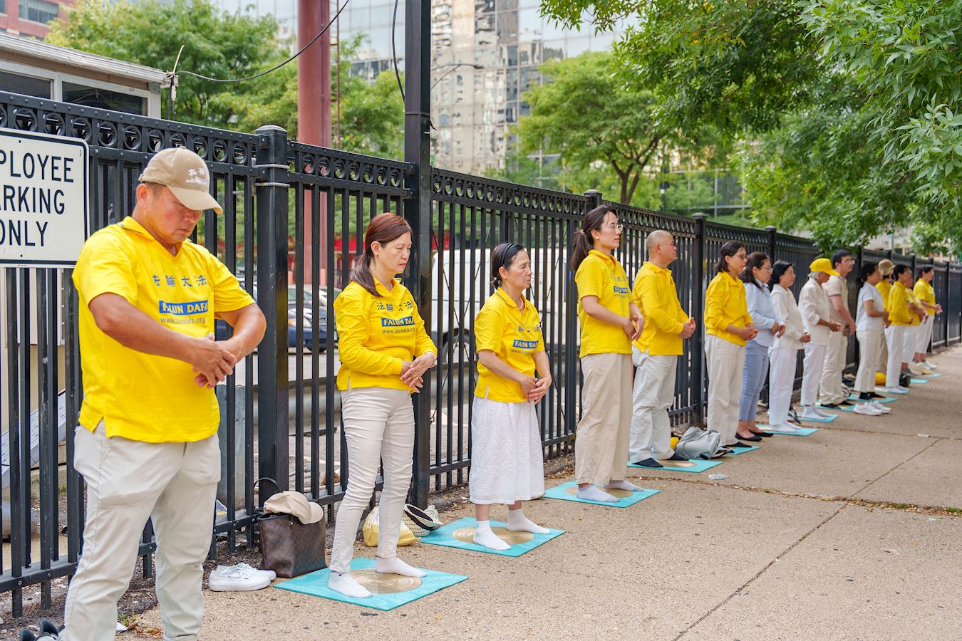 '图4~6:二零二五年八月十六日,来自美国中部十多个州的部份法轮功学员在芝加哥中领馆前,举行了和平反迫害的集会,并集体炼功展示法轮大法的祥和美好。'