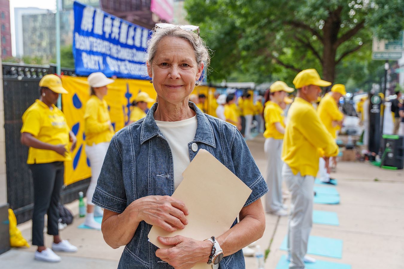 '图8:密苏里州的法轮功学员玛丽安说:“我们要把真相告诉身边的每一个人!”'