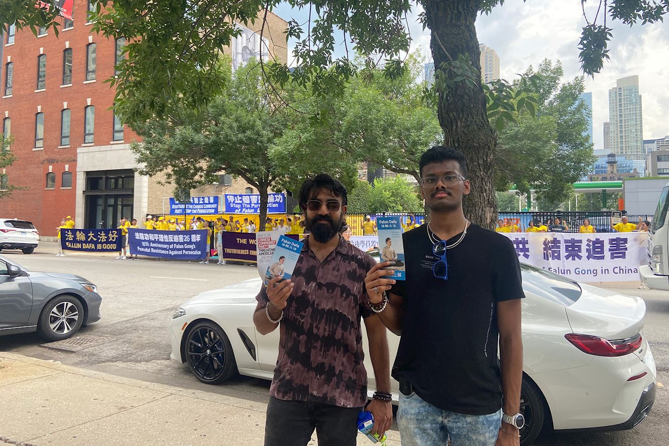 '图11:阿比谢克·贾恩(左)和阿迪提亚·拉梅什称赞和支持法轮功学员的反迫害。'