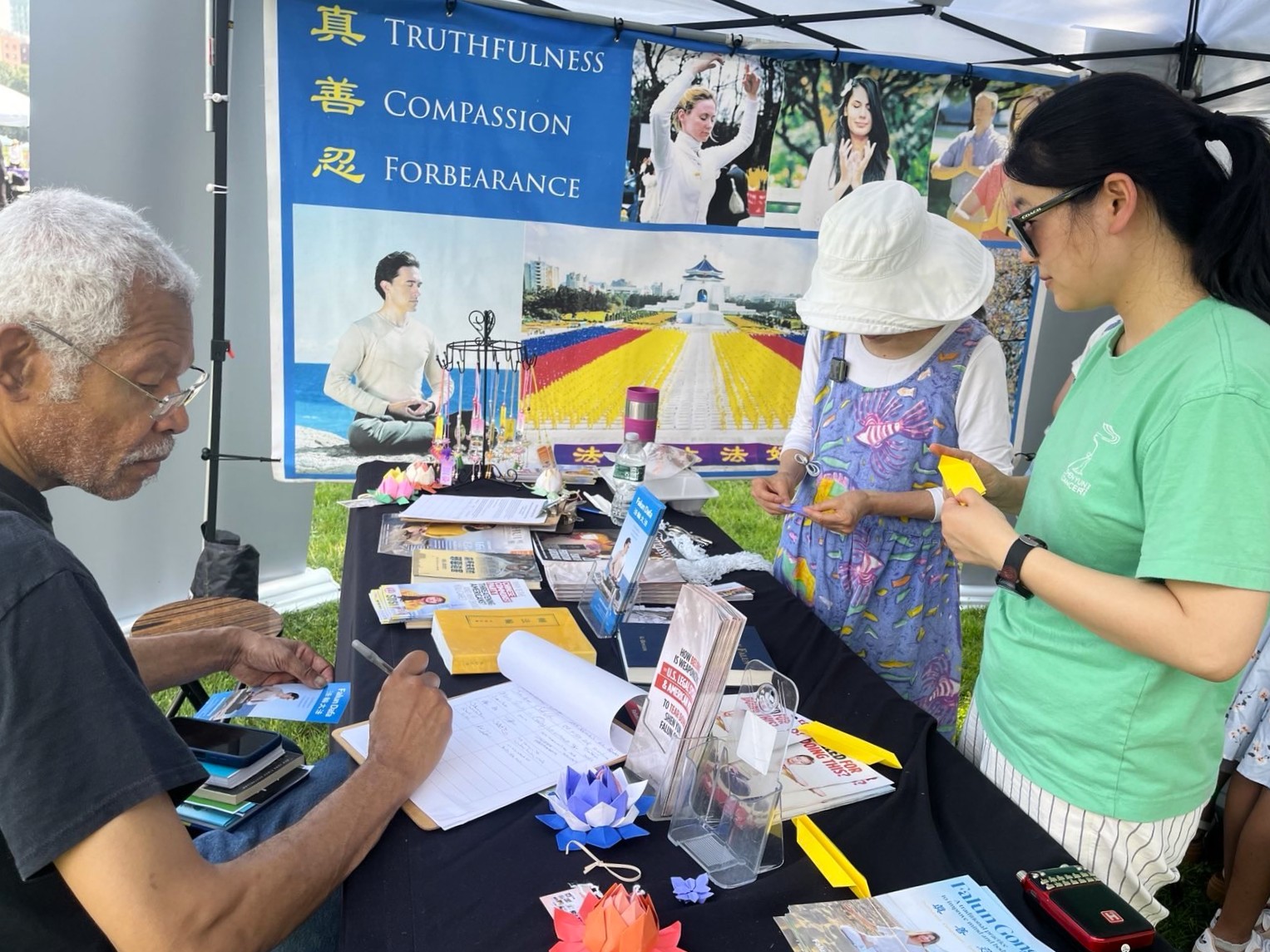 图:二零二五年八月十六和十七日两天,法轮功学员在波士顿市中心公园的非洲节上设展位、讲真相。