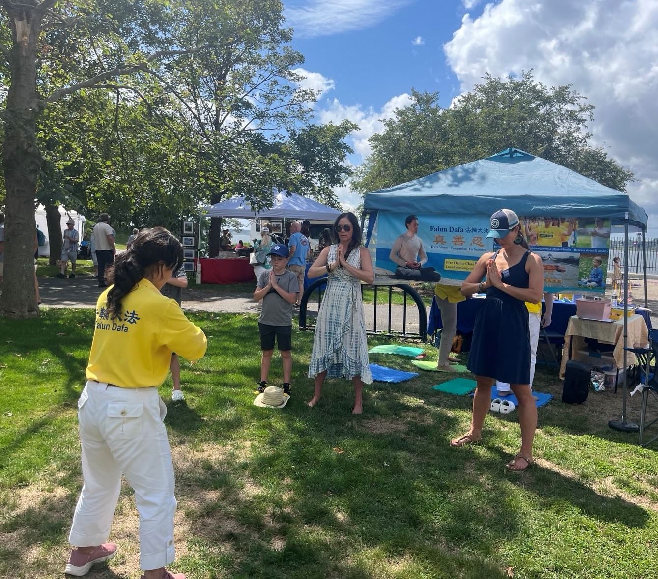 '图1:罗德岛州东普罗维登斯的河畔公园里,人们学炼法轮功'