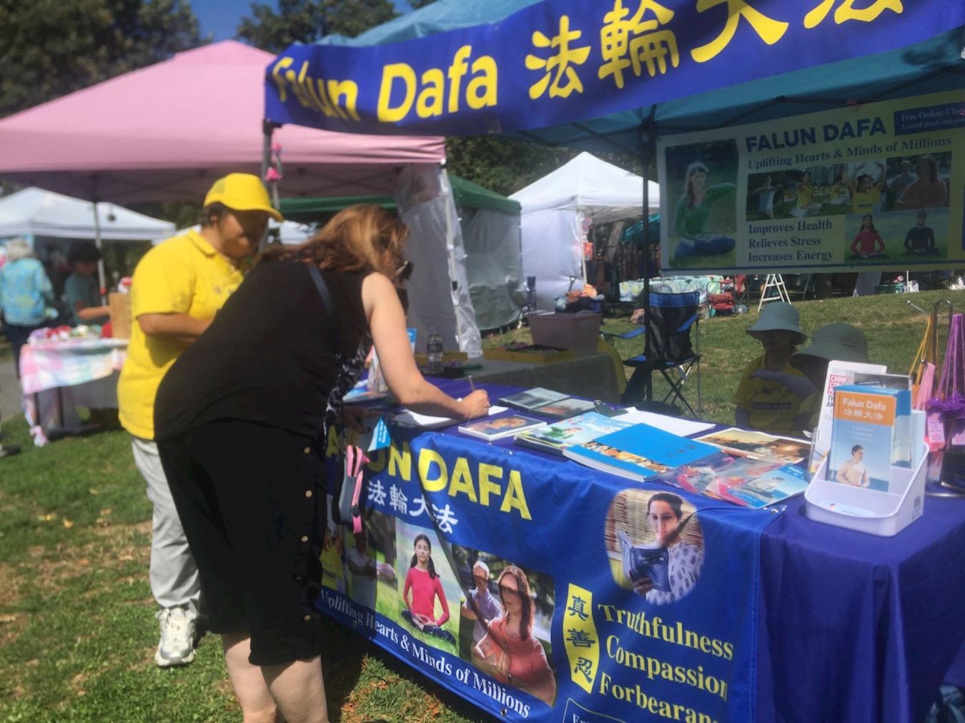 '图2:听闻真相的人们签名支持法轮功学员反迫害'