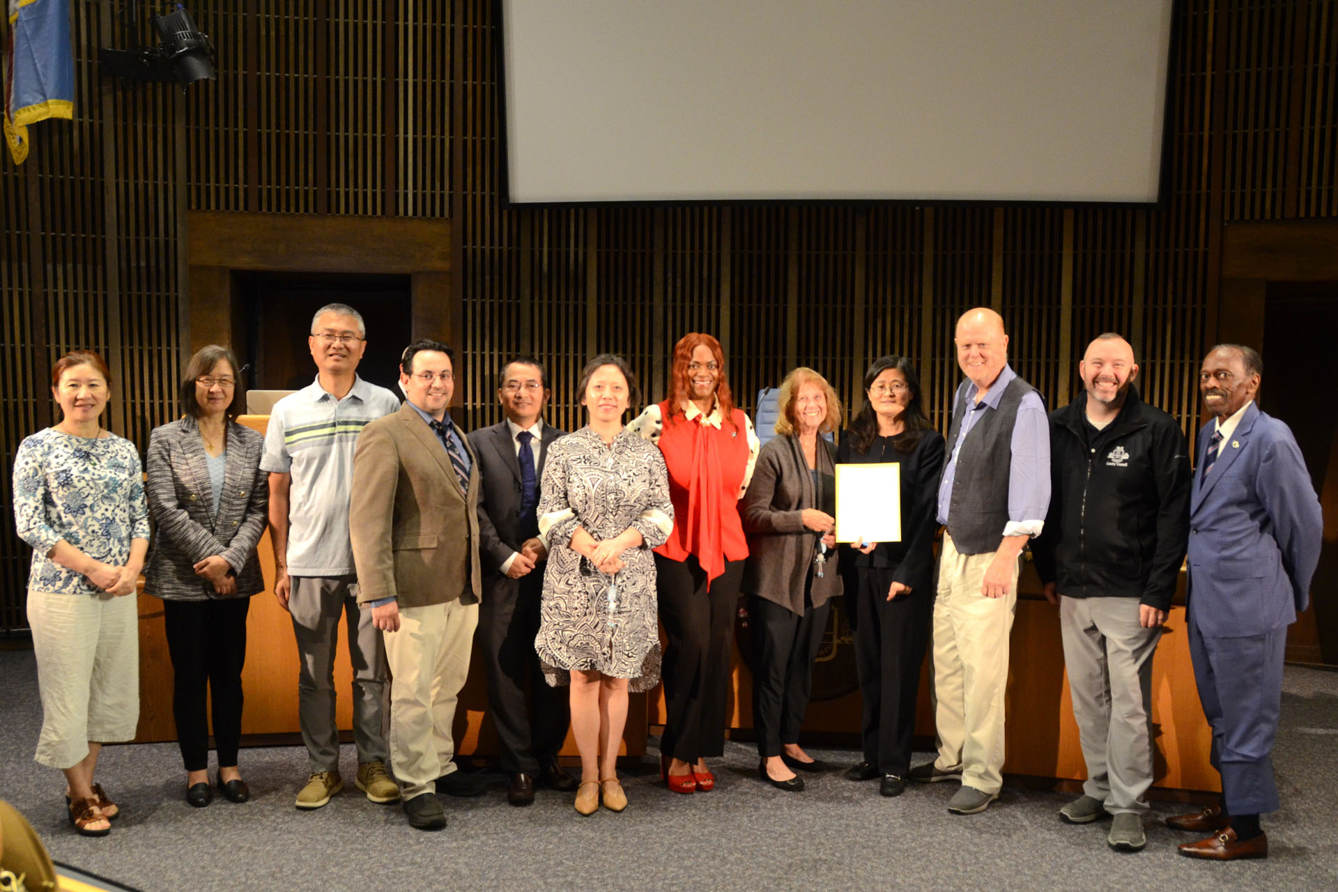 图1:二零二五年八月二十六日,美国特拉华州纽卡斯县议会议员,包括议长莫妮克·威廉姆斯-约翰斯(Monique Williams-Johns,右六)、议员珍妮特·基尔帕特里克(Janet Kilpatrick,右五)、议员大卫·塔克特(David Tackett,右三)、布兰登·图尔(Brandon Toole,右二)和彭罗斯·霍林斯(Penrose Hollins,右一),在R25-151号决议通过后与法轮功学员一起合影。