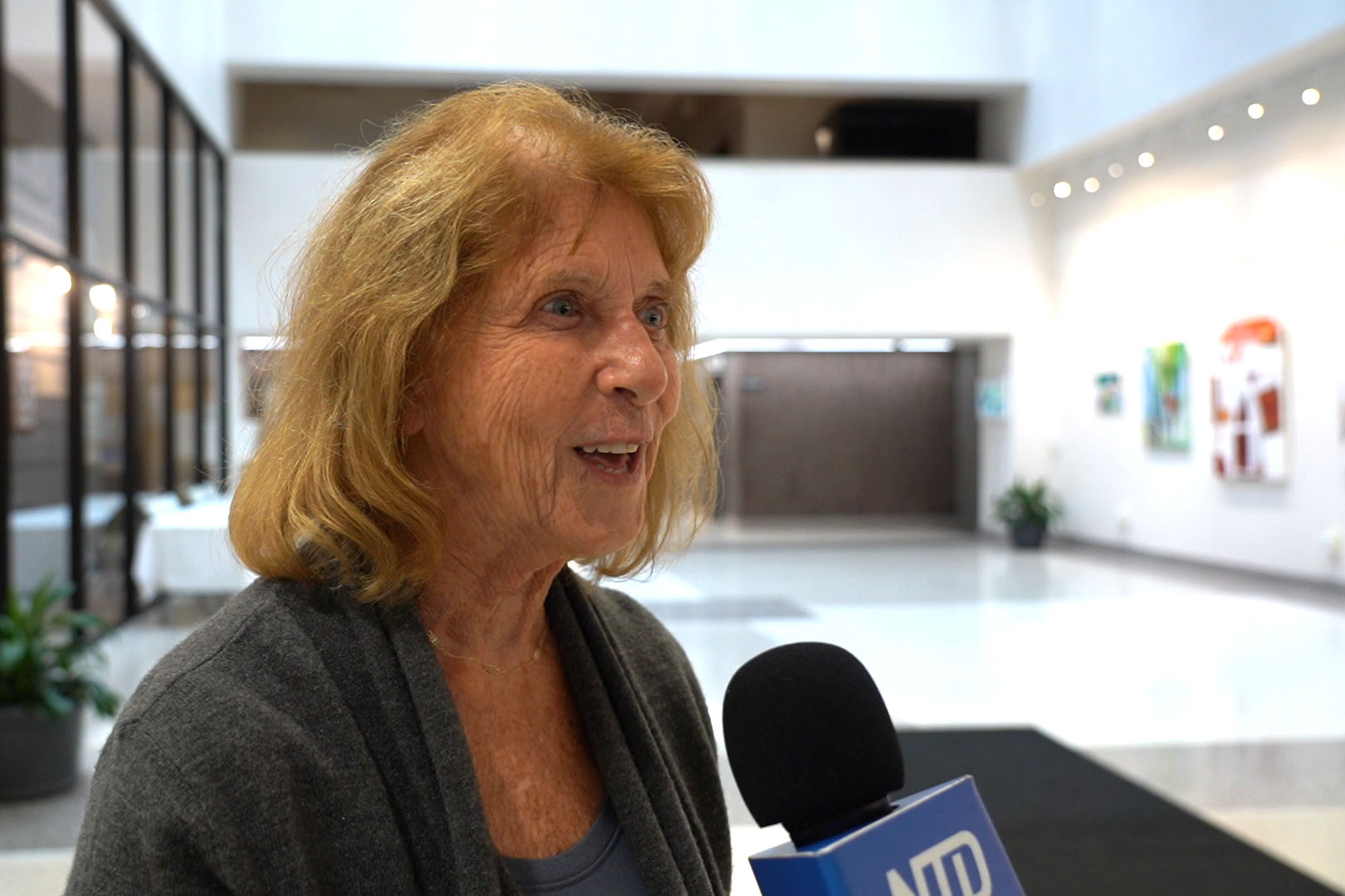 图4:二零二五年八月二十六日,特拉华州纽卡斯县议员珍妮特·基尔帕特里克(Janet Kilpatrick)出席县议会,会上通过了支持法轮功修炼者信仰自由的R25-151号决议。