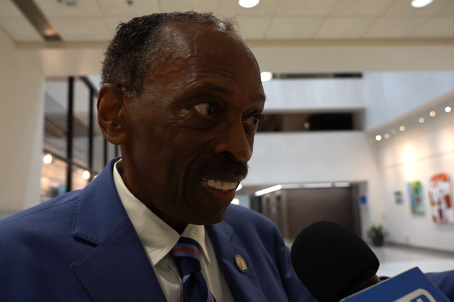 图7:二零二五年八月二十六日,特拉华州纽卡斯县议员彭罗斯·霍林斯(Penrose Hollins)出席县议会,会上通过了支持法轮功修炼者信仰自由的R25-151号决议。