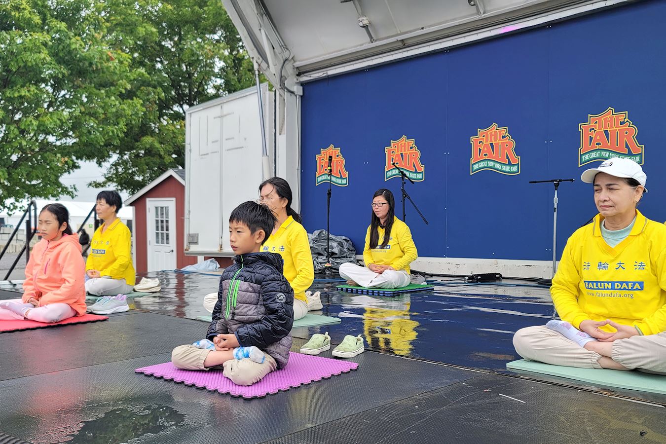 '图3~6:法轮功学员在纽约州大型博览会【亚洲村】演示五套功法。'