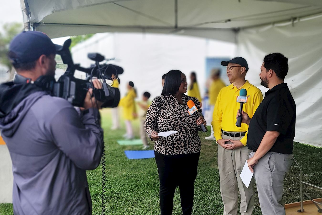 '图7:法轮功学员功法演示过程中接受纽约雪城ABC电视台【WSRY】9台采访。'