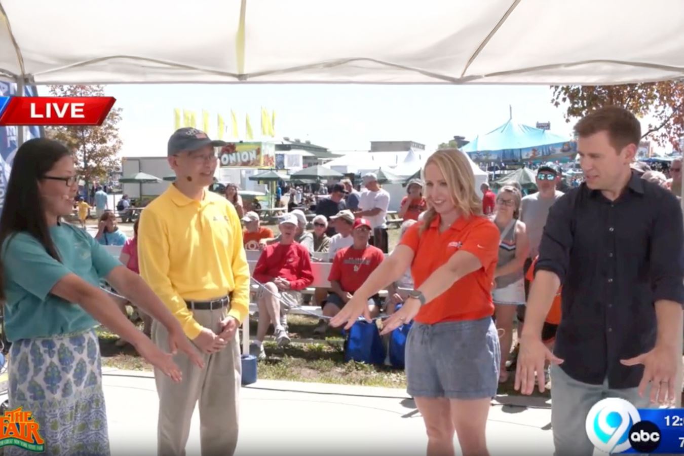 '图8~10:雪城ABC【WSYR】9台电视两位主持人现场直播节目中学炼法轮功第一套功法。'