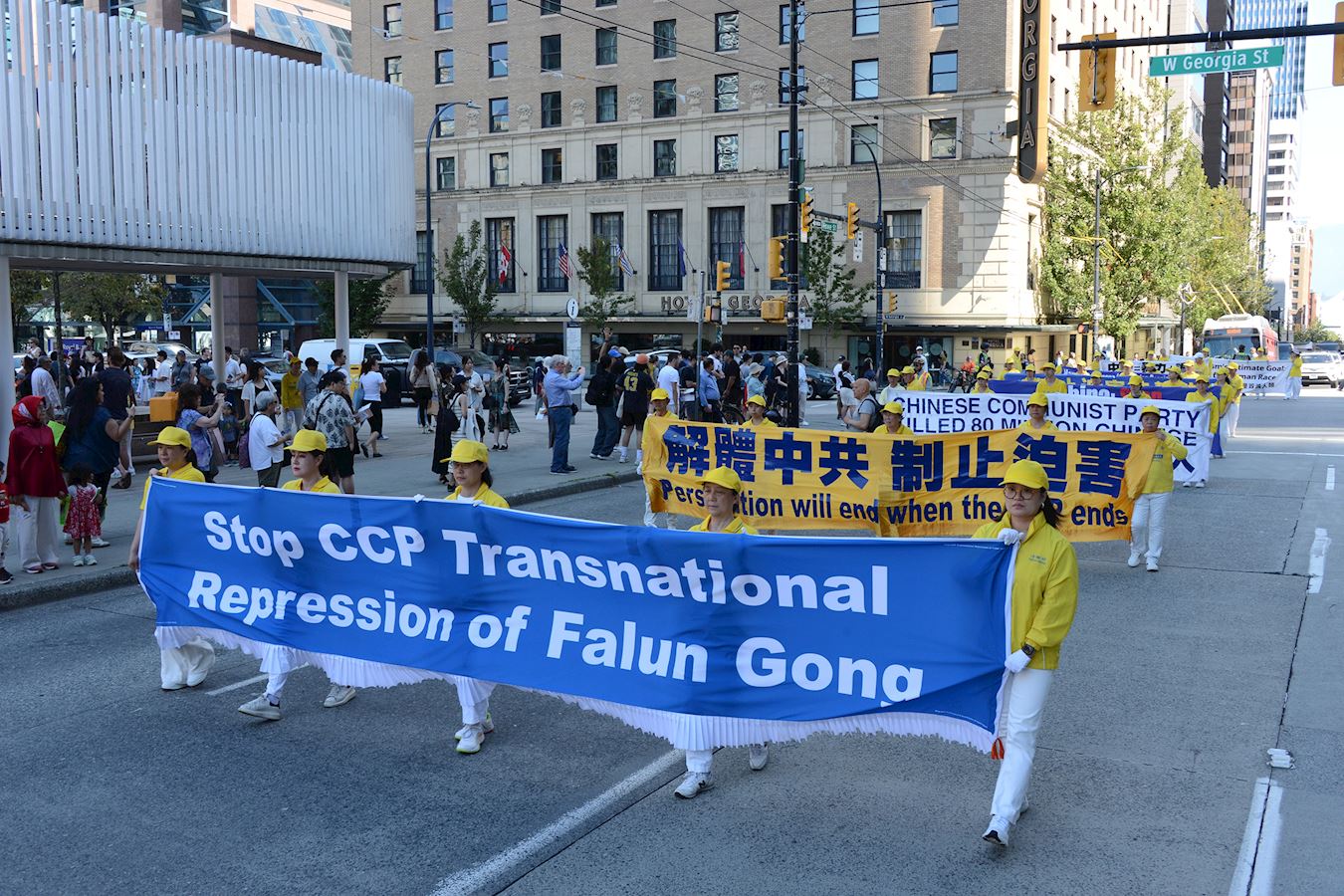 '图2~8:二零二五年八月二十四日,温哥华法轮功学员在市中心举行游行,呼吁社会各界关注,共同制止中共对法轮功长达二十六年的残酷迫害,并揭露中共将镇压延伸到海外。'