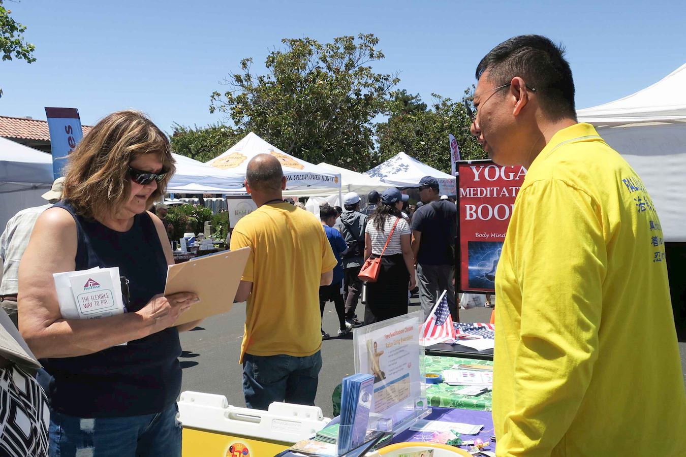 '图1~3:二零二五年八月二日,法轮功学员在佛利蒙艺术节讲真相'