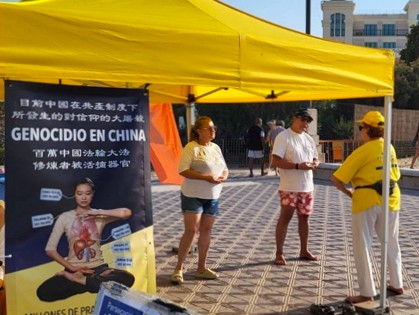 图9:何塞•曼努埃尔夫妇学炼法轮功功法