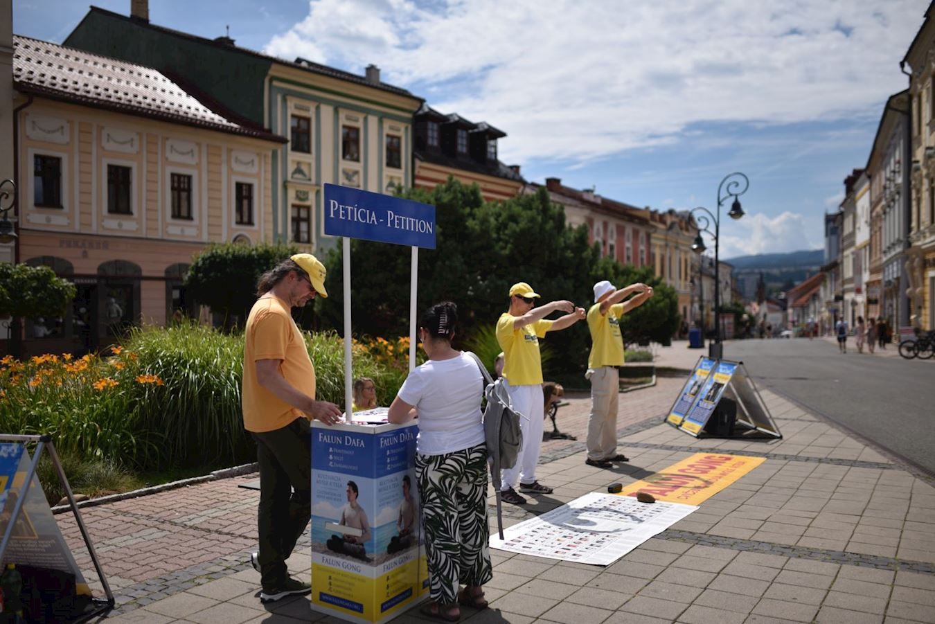 '图1~2:二零二五年七月二十五日,法轮功学员在班斯卡·比斯特里察举行讲真相活动。'