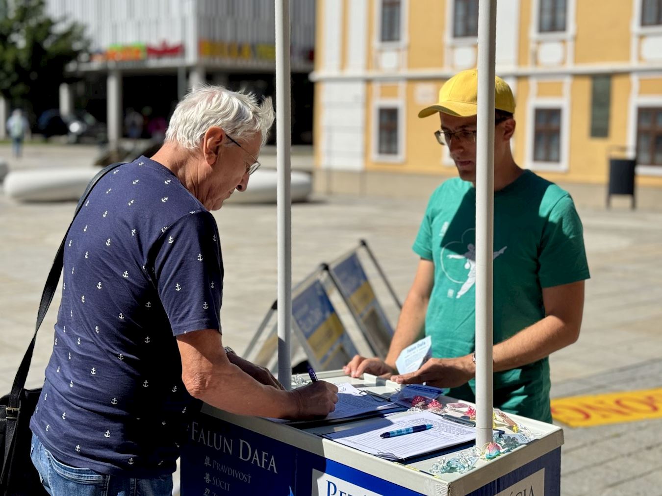 '图6~8:二零二五年七月三十日,法轮功学员在马丁征签。'