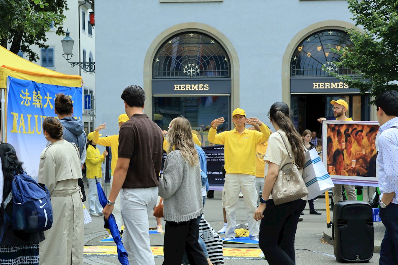 '图4:路人放慢脚步,阅读横幅上的内容'